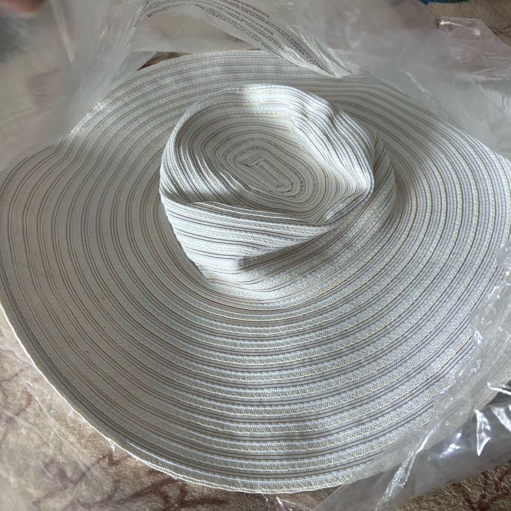 Just tried on once SETMAR BEACH sun hat white with gold lining